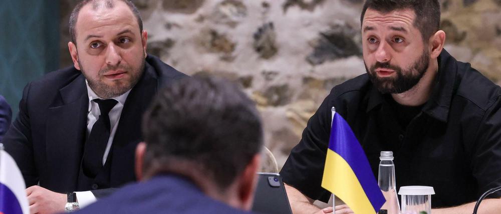 Die ukrainischen Unterhändler Rustem Umerov and David Arakhamia (r.) bei den Gesprächen mit Russland.