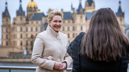 Mecklenburg-Vorpommerns Ministerpräsidentin Manuela Schwesig (SPD) vor dem Schweriner Schloss (am 1. Februar 2022) 