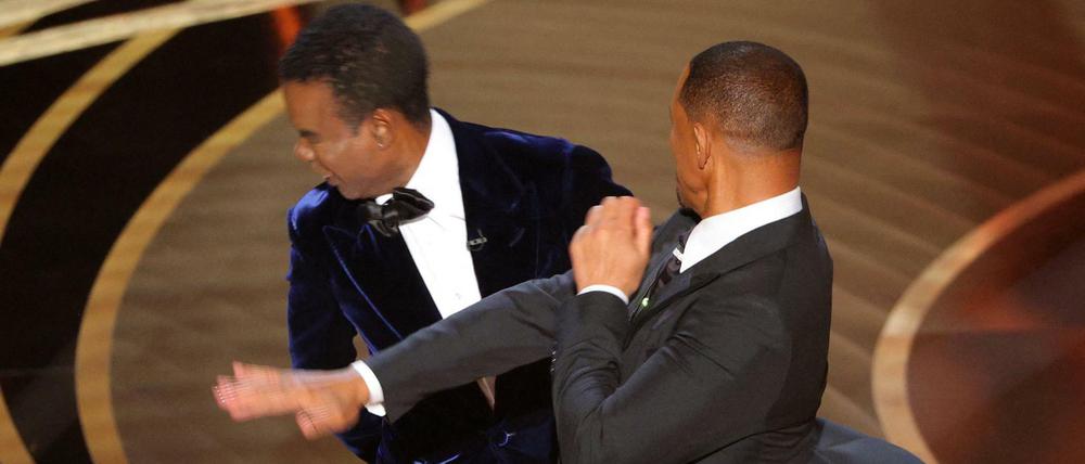 Will Smith schlägt Chris Rock.