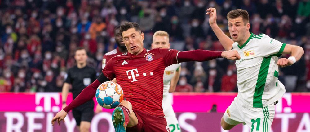 Robin Knoche (rechts) bekommt es für Union auch in der kommenden Saison mit den ganz Großen wie Robert Lewandowski zu tun.