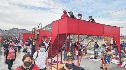 Neue Verbindungen. Auf der Brücke der ambulanten Händler wurden Spielplätze für Kinder geschaffen.