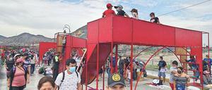 Neue Verbindungen. Auf der Brücke der ambulanten Händler wurden Spielplätze für Kinder geschaffen.