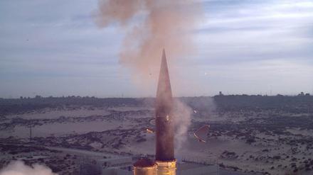 Ein vom israelischen Verteidigungsministerium zur Verfügung gestelltes Foto zeigt eine "Arrow-3"-Abfangrakete.