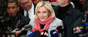 Ist zufrieden: Marine Le Pen könnte Präsident Macron gefährlich werden.