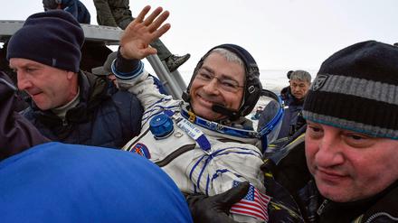 Schon 2018 landete US-Astronaut Mark Vande Hei mit einer Soyuz-Kapsel in Kasachstan. Am Mittwoch soll er nach seiner zweiten ISS-Mission erneut dort zur Erde zurückkehren - trotz Drohungen Russlands, den ISS-Betrieb einzustellen, sollten die Sanktionen nicht gelockert werden.