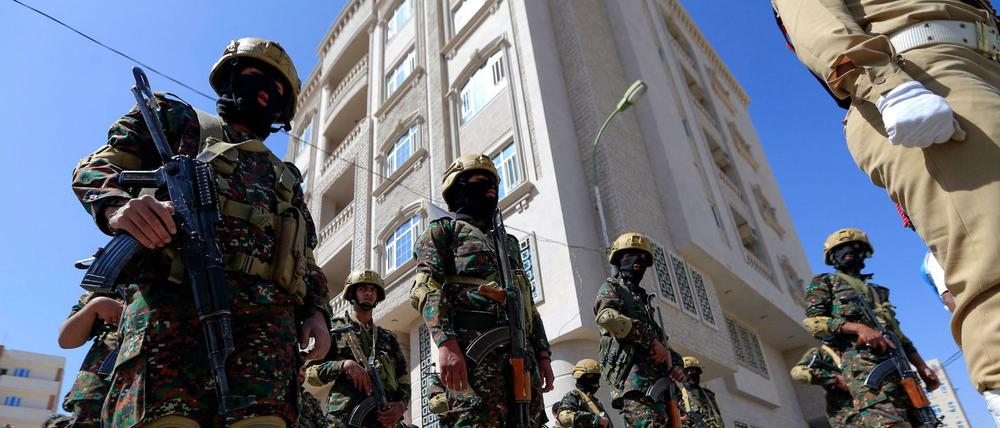 In Sanaa steht eine Reihe an Soldaten auf einer Straße.