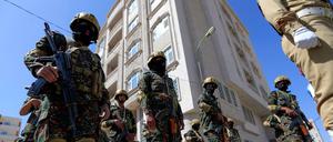 In Sanaa steht eine Reihe an Soldaten auf einer Straße. 