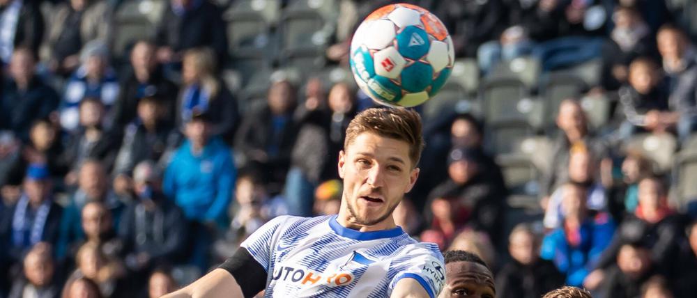 Niklas Stark köpft gegen Hoffenheim den Ball weg.