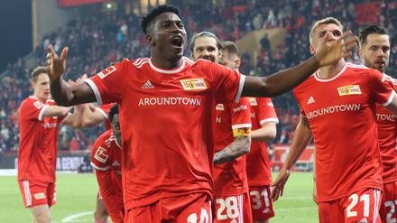 Taiwo Awoniyi lässt sich für seinen Treffer zum 1:0 feiern.