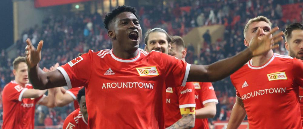 Taiwo Awoniyi lässt sich für seinen Treffer zum 1:0 feiern.