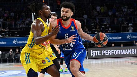 Istanbuls Elijah Bryant (r.) setzt sich gegen Alba-Profi Jaleen Smith durch.