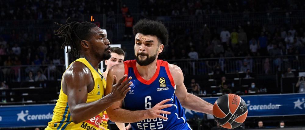 Istanbuls Elijah Bryant (r.) setzt sich gegen Alba-Profi Jaleen Smith durch.