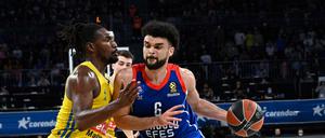 Istanbuls Elijah Bryant (r.) setzt sich gegen Alba-Profi Jaleen Smith durch.