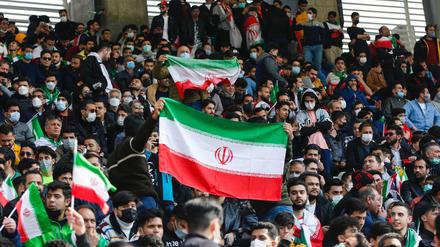 In Maschad wurden entgegen der vorherigen Zusage des iranischen Fußballverbands nur Männer ins Stadion gelassen.