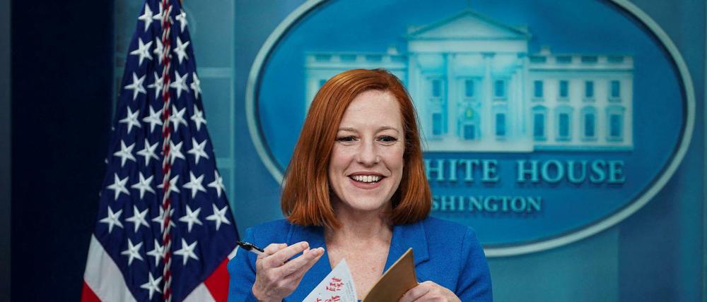 Jen Psaki spricht bei einer Pressekonferenz im Weißen Haus mit Journalisten.