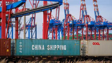 Container und Kräne im Hamburger Hafen (Archivbild)