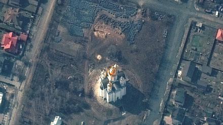 Das Satellitenfoto soll ein Massengrab an einer Kirche in Butscha zeigen.