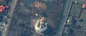 Das Satellitenfoto soll ein Massengrab an einer Kirche in Butscha zeigen.