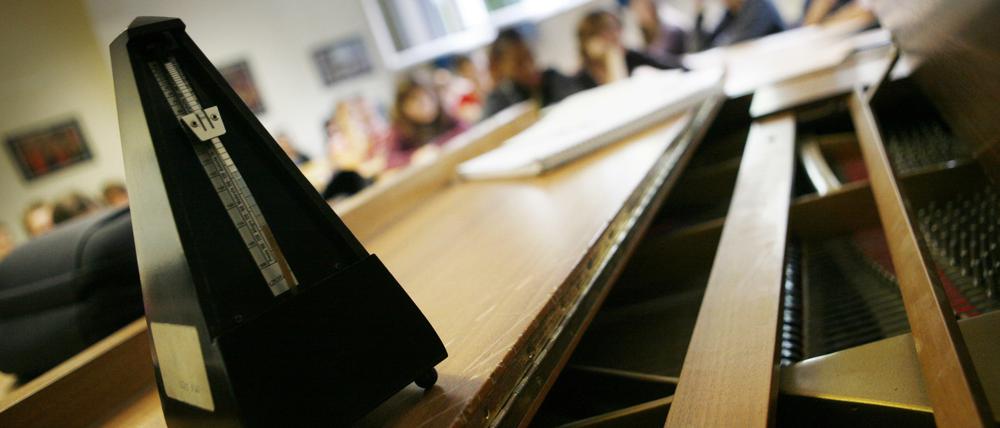 Die Schulen können die Mittel aus dem Verfügungsfonds nach eigener Priorität einsetzen, etwa in Musikinstrumente oder Sportgeräte.