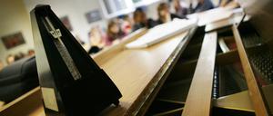Die Schulen können die Mittel aus dem Verfügungsfonds nach eigener Priorität einsetzen, etwa in Musikinstrumente oder Sportgeräte.