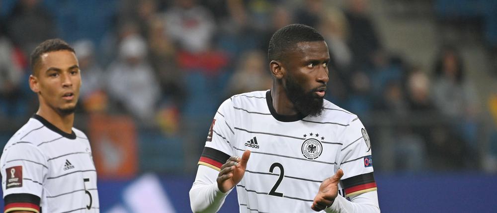 Antonio Rüdiger (rechts) bestreitet gegen Holland sein 50. Länderspiel, Thilo Kehrer könnte neben ihm in der Abwehr spielen.