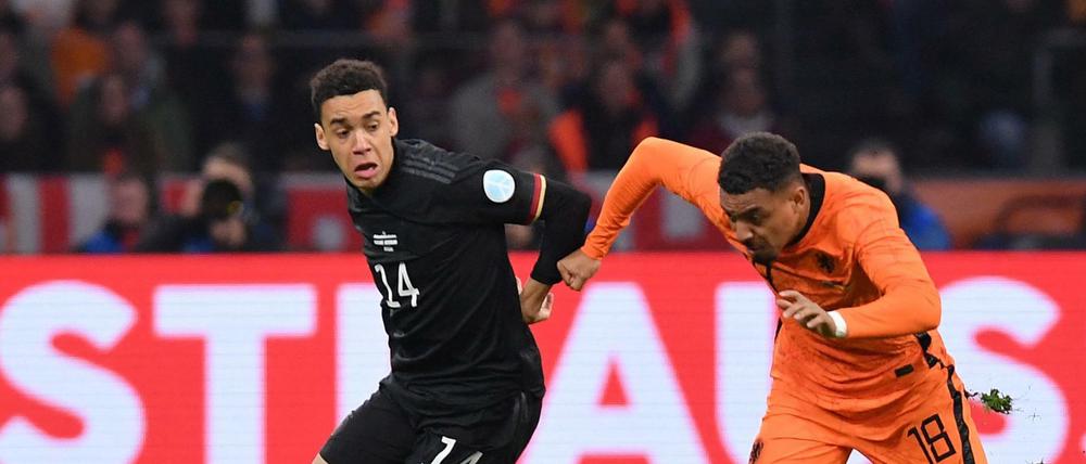 In Amsterdam überzeugte Jamal Musiala (links, hier gegen Dortmunds Donyell Malen) nicht nur spielerisch, sondern auch durch eine unerwartete Robustheit.