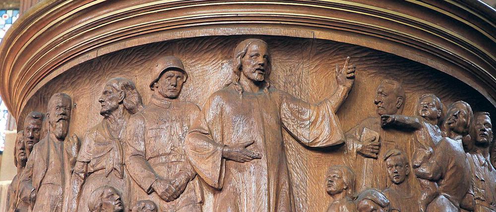 Ein Wehrmachtssoldat auf der Kanzel der Martin-Luther-Gedächtniskirche in Mariendorf