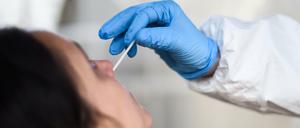 Ob im Testzentrum, wie hier in Berlin, oder zuhause - wie gut Schnelltests die Coronavirus-Variante Omikron nachweisen, ist auch nach einer Überprüfung des Paul-Ehrlich-Instituts weiter umstritten. 