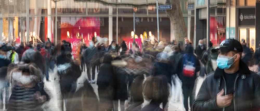 Menschen in der Fußgängerzone.