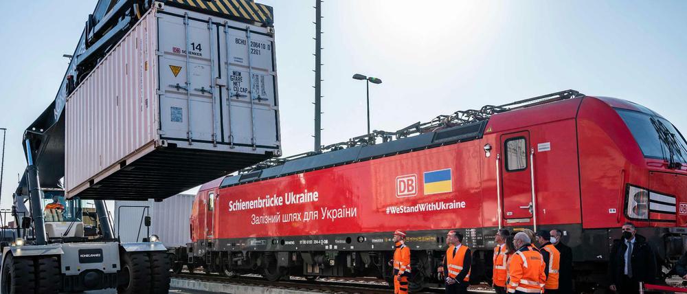 Die Deutsche Bahn hat zur Unterstützung der Bevölkerung im Ukraine-Krieg eine „Schienenbrücke“ errichtet.