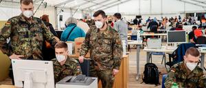 Eine wichtige Stütze bei der Registrierungsarbeit der Ukraine-Geflüchteten: die Bundeswehrsoldaten im Ankunftszentrum in Tegel.