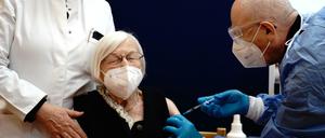 Ein Frau wird gegen das Coronavirus geimpft.