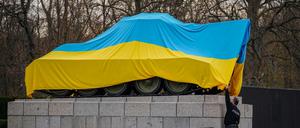 Polizeibeamte entfernen am Mittwochmorgen die Flagge der Ukraine von einem historischen Panzer am Sowjetischen Ehrenmal an der Straße des 17. Juni. Zuvor war der Panzer in die ukrainische Flagge gehüllt.