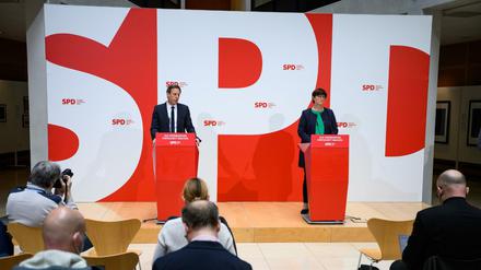 Es wird eine Mammutaufgabe, in der gesamten SPD die notwendige Zeitenwende in der Außenpolitik durchzusetzen.