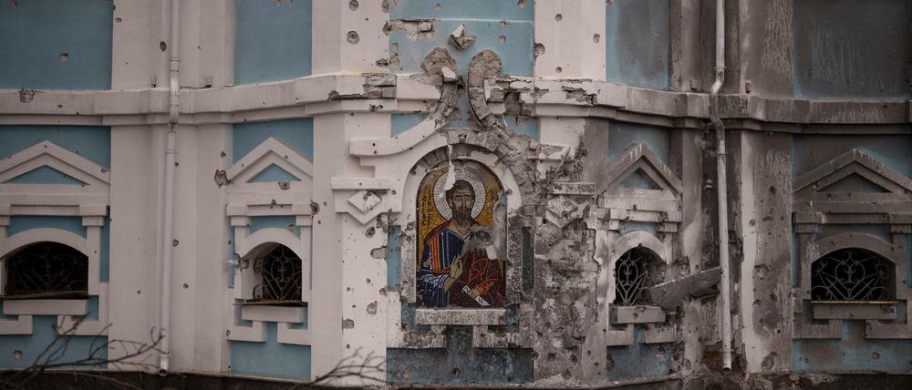Trümmer vor einer Kirche in Charkiw, die bei einem russischen Angriff beschädigt wurde. 