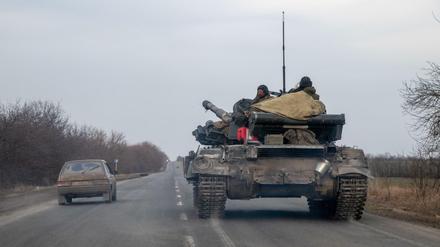 Ein russischer Panzer fährt auf einer Straße in der Nähe von Mariupol.