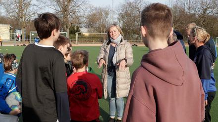 Svitlana Hüttner kommt selbst aus der Ukraine und übersetzt nun beim Fußballprojekt von Arminia Tegel.