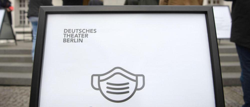 Das Deutsche Theater in Berlin: Viele Kulturinstitutionen wollen auch nach dem Wegfall der meisten Corona-Regelungen an einer Maskenpflicht festhalten. 
