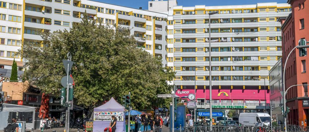 In diesem Riegel soll die Kotti-Wache unterkommen: Das Zentrum Kreuzberg überspannt die Adalbertstraße.
