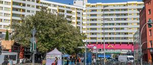In diesem Riegel soll die Kotti-Wache unterkommen: Das Zentrum Kreuzberg überspannt die Adalbertstraße.