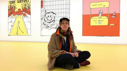 Reise durch Zeit, Raum und Kunstgeschichte: Anna Haifisch vor drei Drucken aus ihrem Werk im Museum der bildenden Künste Leipzig.