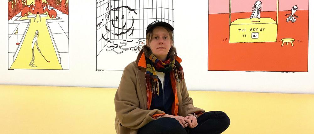 Reise durch Zeit, Raum und Kunstgeschichte: Anna Haifisch vor drei Drucken aus ihrem Werk im Museum der bildenden Künste Leipzig.