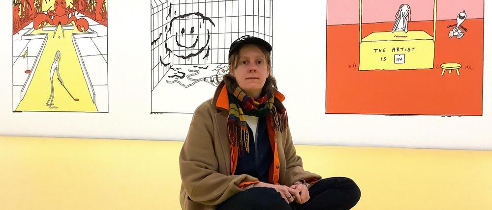 Reise durch Zeit, Raum und Kunstgeschichte: Anna Haifisch vor drei Drucken aus ihrem Werk im Museum der bildenden Künste Leipzig.