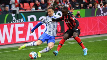 Peter Pekarik (links) hatte so seine Probleme mit Leverkusens Flügelflitzer Moussa Diaby.