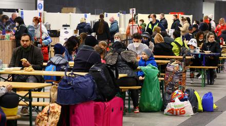 Auftanken: Geflüchtete aus der Ukraine in einer Essensausgabe am Hauptbahnhof. 