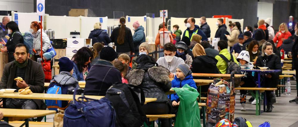 Auftanken: Geflüchtete aus der Ukraine in einer Essensausgabe am Hauptbahnhof. 