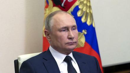 Das von der staatlichen russischen Nachrichtenagentur Sputnik veröffentlichte Foto zeigt Wladimir Putin, Präsident von Russland, der in seiner Residenz Nowo-Ogarjowo außerhalb von Moskau an einer Sitzung des Sicherheitsrates teilnimmt.