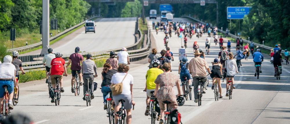 Mit einer Fahrraddemonstration durch Berlin wollen Klimaschutz- und Fahrradinitiativen am Freitag gegen den angekündigten Weiterbau der A100 protestieren.