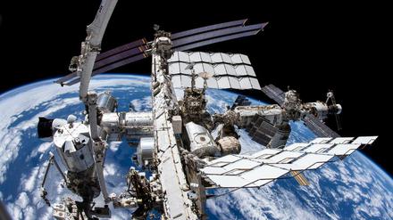 Archiv-Aufnahme der Internationalen Raumstation ISS und der Erde darunter.