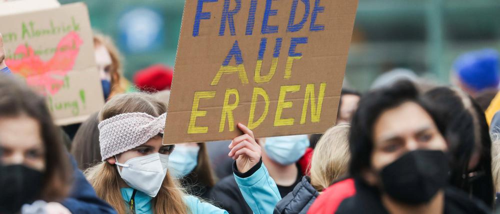 Hunderte Schüler aus der Region Hannover demonstrierten Mitte März gegen den Krieg in der Ukraine.